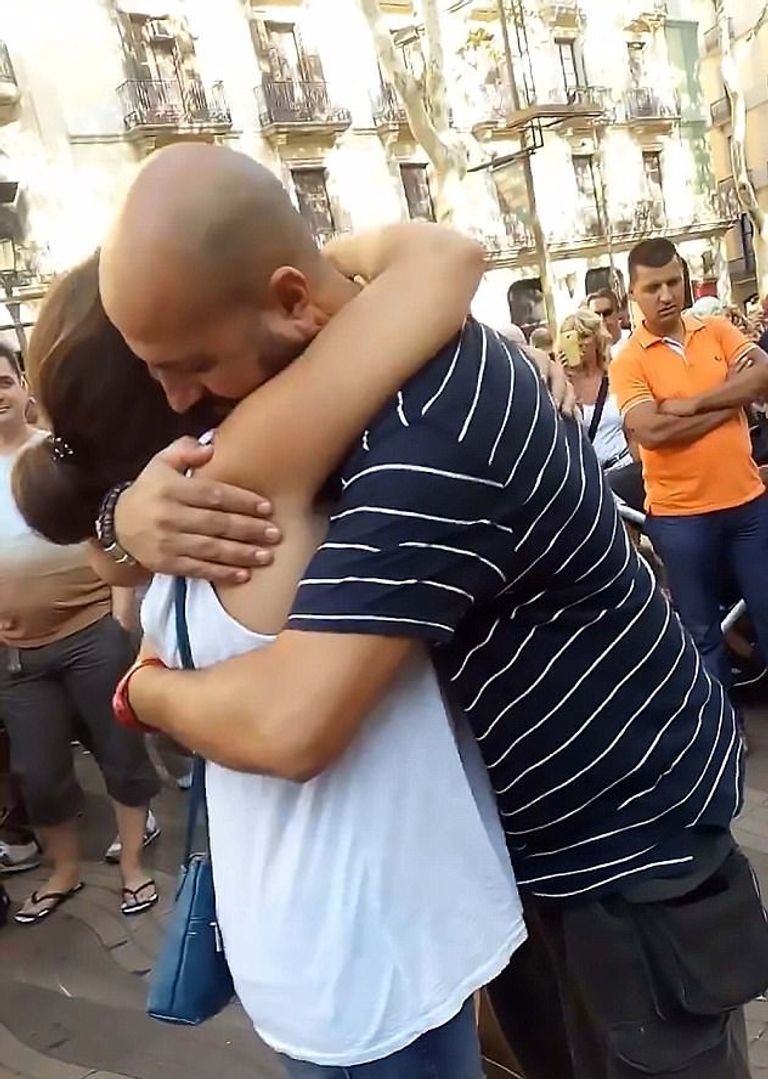 شاب مسلم يرفض الإرهاب في برشلونة على طريقته الخاصة