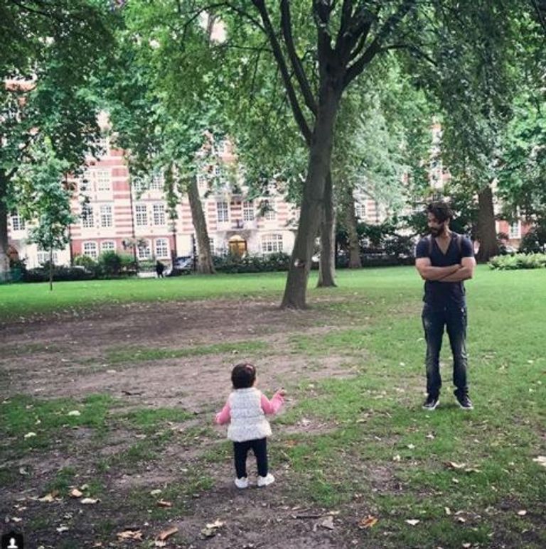 شاهد كابور يلتقط سيلفي مع ابنته وزوجته أثناء عطلتهم بلندن