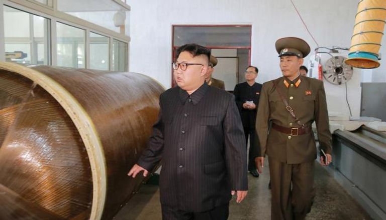 زعيم كوريا الشمالية بمعهد المواد الكيماوية بأكاديمية الدفاع العسكرية