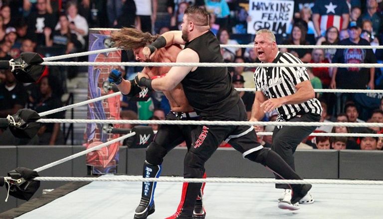 شين ماكمان يعلن فوز إيه جيه ستايلز