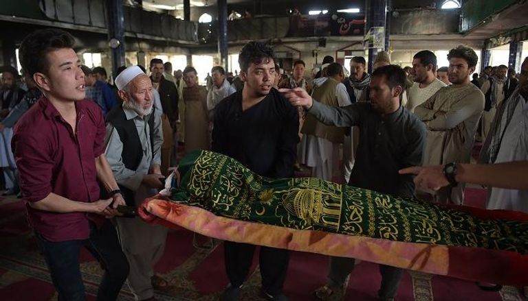 الأفغان يشيعون أحد قتلى الهجوم الإرهابي على مسجد بكابول