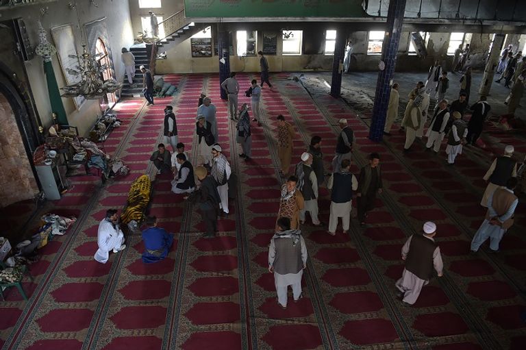 الأفغان يشيعون أحد قتلى الهجوم الإرهابي على مسجد بكابول