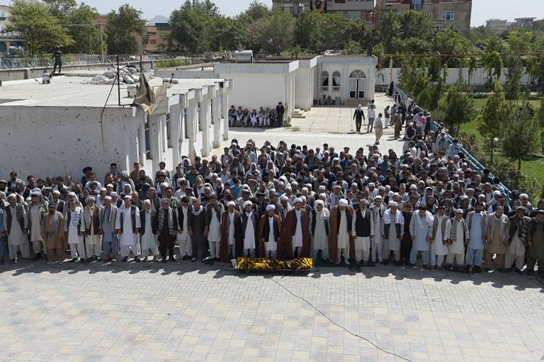 الأفغان يشيعون أحد قتلى الهجوم الإرهابي على مسجد بكابول