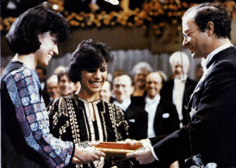 نجيب محفوظ خلال تسلمه قلادة النيل من الرئيس الأسبق مبارك