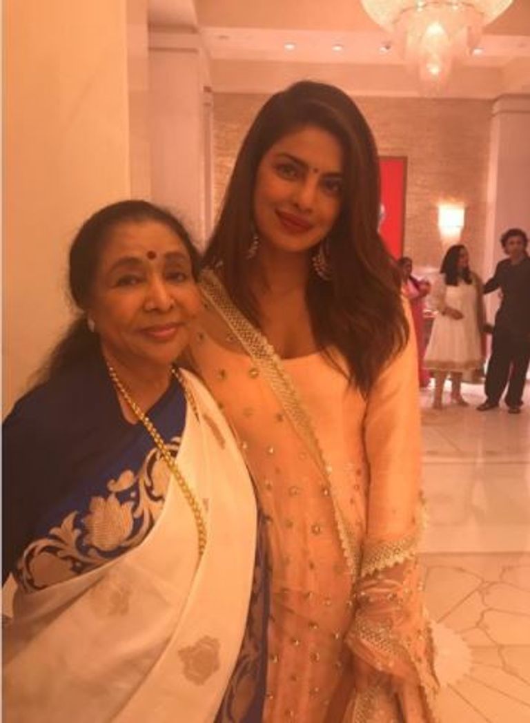 بالصور.. نجوم بوليوود يجتمعون للاحتفال بعيد غانيشا