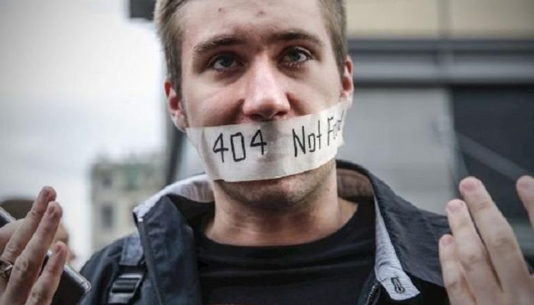 أحد متظاهري روسيا ضد قيود الإنترنت