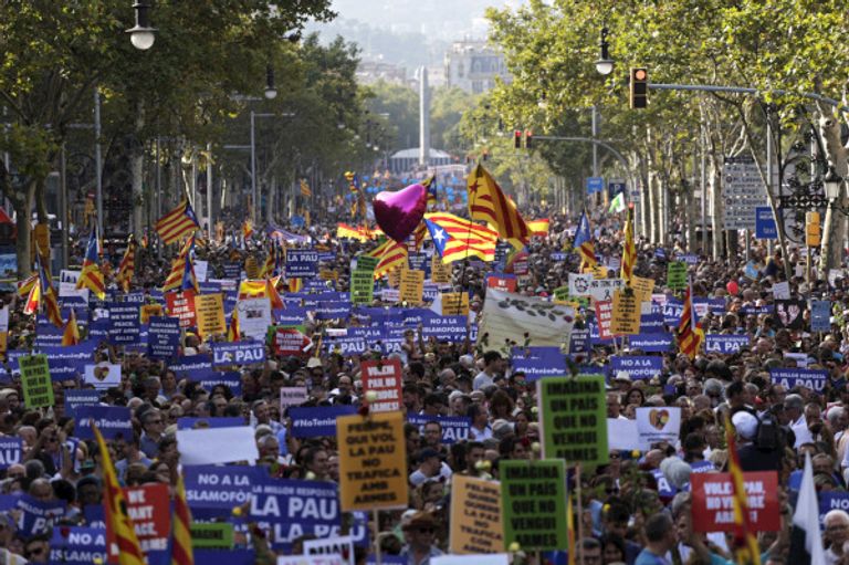 أول مشاركة من ملك إسبانيا في مسيرة