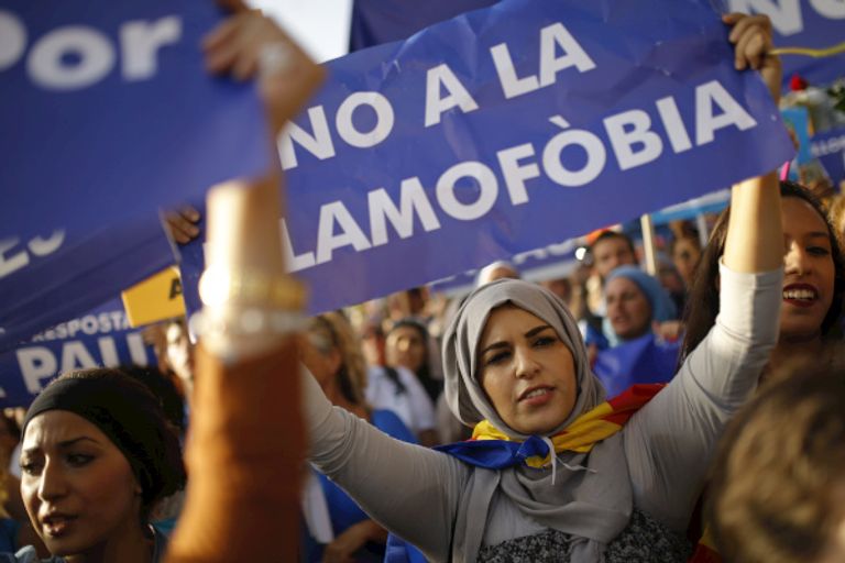 أول مشاركة من ملك إسبانيا في مسيرة