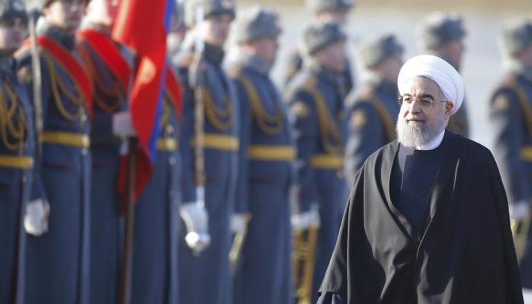 الرئيس الإيراني روحاني في إستعراض لقواته (رويترز)