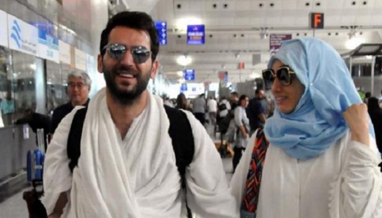 النجم التركي مراد يلدريم وزوجته إيمان الباني بملابس الإحرام
