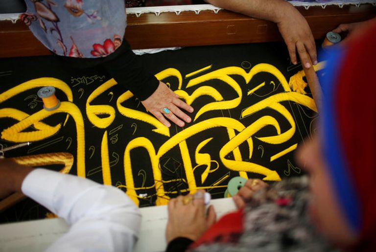 جيل جديد من الصناع يتولى راية صناعة كسوة الكعبة بالسعودية