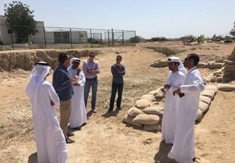 يقع الموقع قرب 