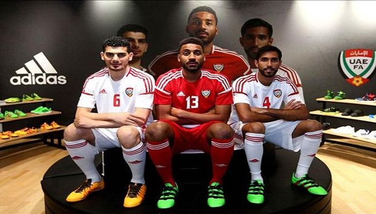 خميس إسماعيل يتوسط لاعبي الأبيض الإماراتي