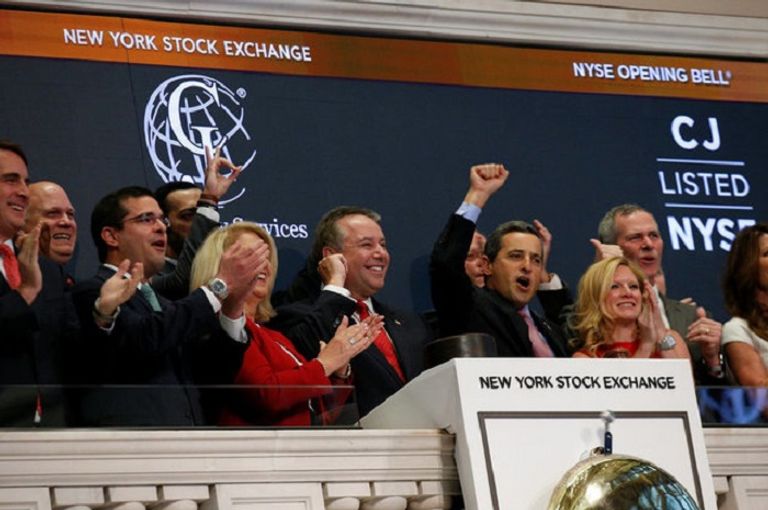أمام بورصة نيويورك