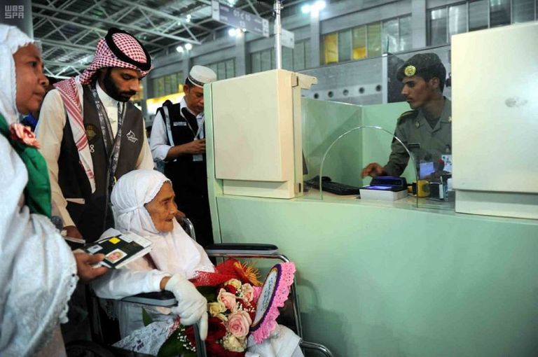 وصول أكبر معمرة إندونيسية لأداء الحج