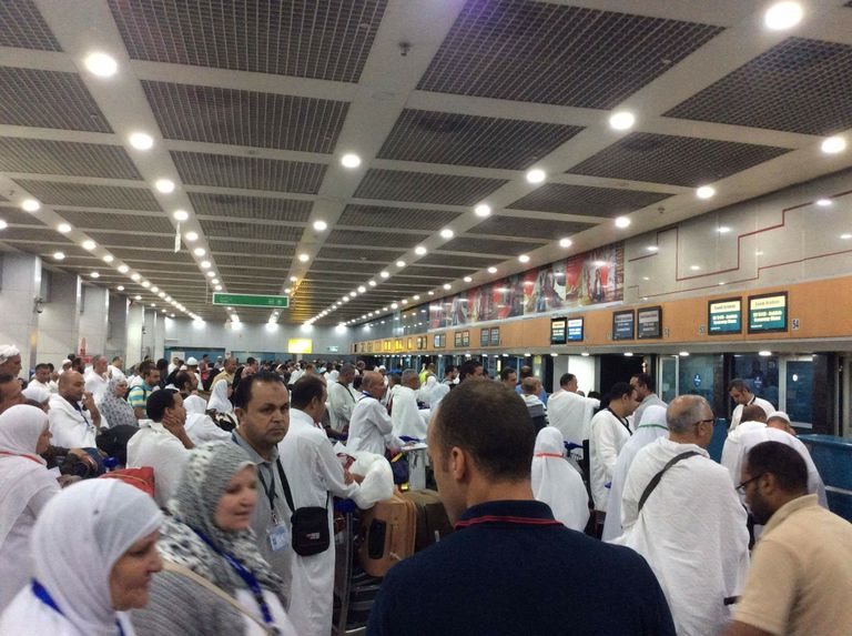 418 حاجا فلسطينيا يغادرون القاهرة للأراضي المقدسة