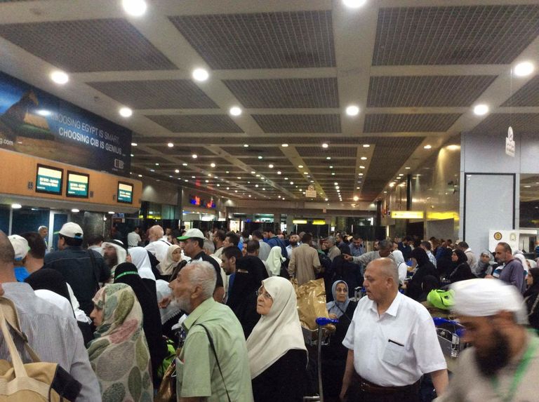 418 حاجا فلسطينيا يغادرون القاهرة للأراضي المقدسة