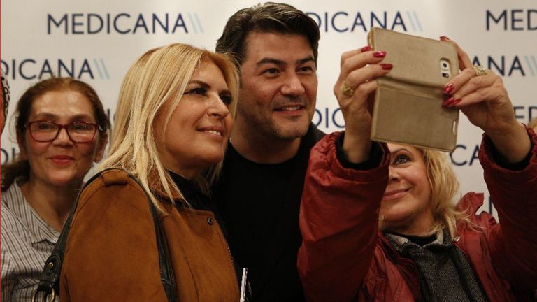 الممثل والإعلامي التركي وطن شاشماز