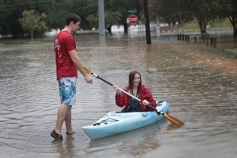 الإعصار هارفي يغرق شوارع تكساس - أ. ف. ب