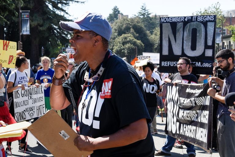 شرطي أمريكي يراقب الوضع أثناء تظاهرة مضادة لليمن (رويترز)