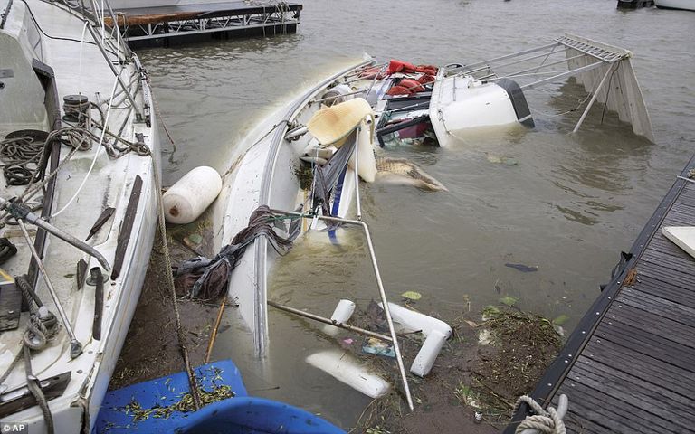 الإعصار أغرق الموتى