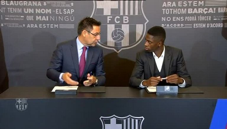 عثمان ديمبلي يلتقط صورة مع عائلته وإدارة برشلونة