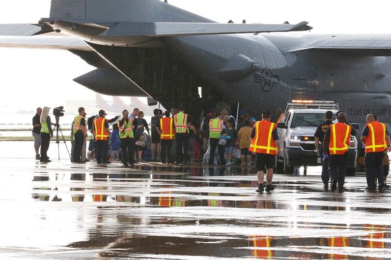 الفارون من إعصار هارفي