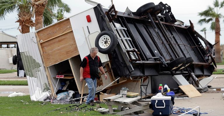 الفارون من إعصار هارفي