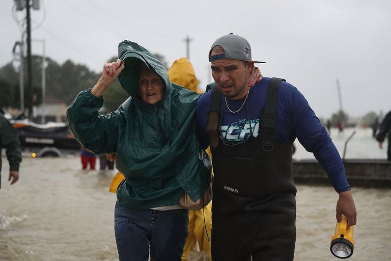 الفارون من إعصار هارفي