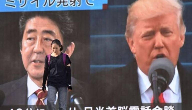 شاشات في طوكيو تبث تعليقات ترامب وشينزو آبي بعد صاروخ كوريا الشمالية