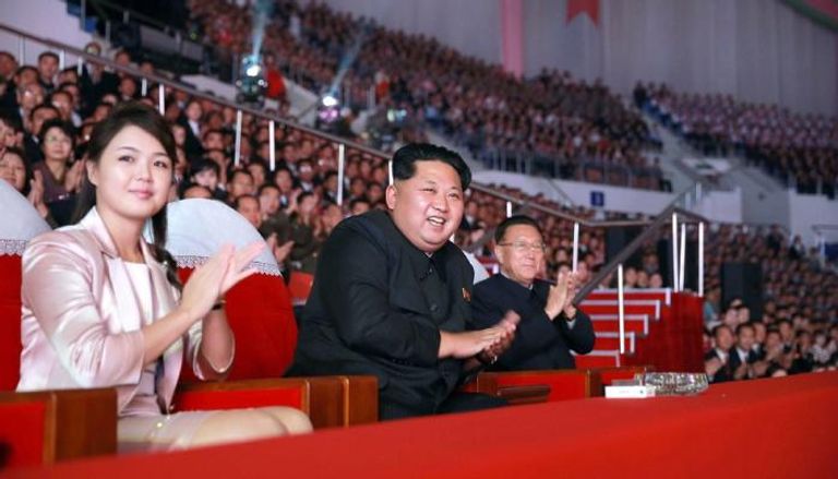 زعيم كوريا الشمالية مع زوجته باحتفال سابق