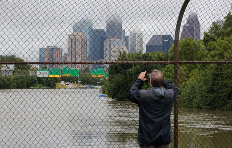 الابتسامة والمرح يهزمان دمار إعصار هارفي ناجون من الإعصار يبتسمون خلال نقلهم إلى أماكن آمنة (رويترز)