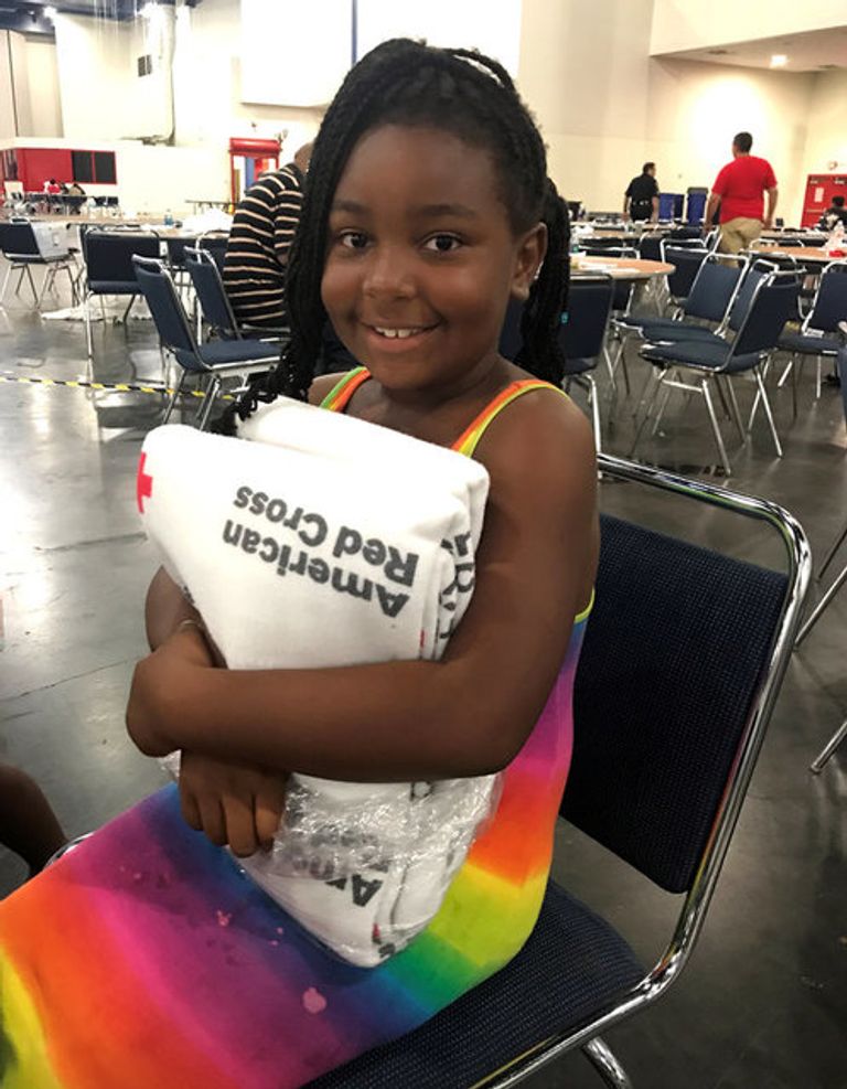 الابتسامة والمرح يهزمان دمار إعصار هارفي ناجون من الإعصار يبتسمون خلال نقلهم إلى أماكن آمنة (رويترز)