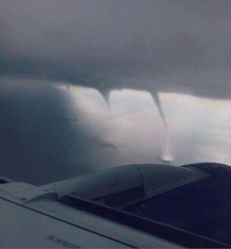 طائرة تحلق بين سلسلة أعاصير