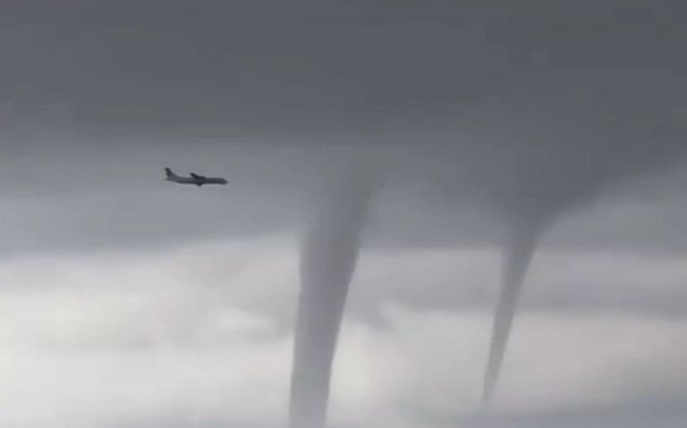 طائرة تحلق بين سلسلة أعاصير