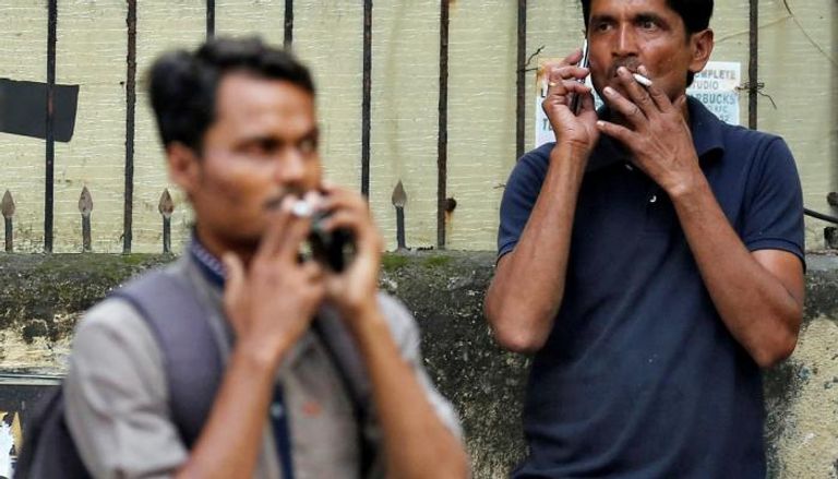 هنود يدخنون في مومباي