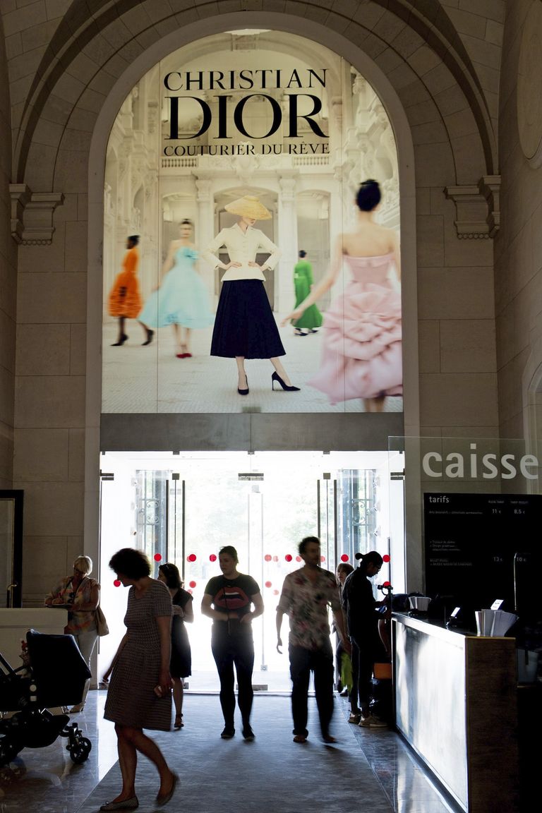 تصاميم كريستيان ديور المؤسس للدار