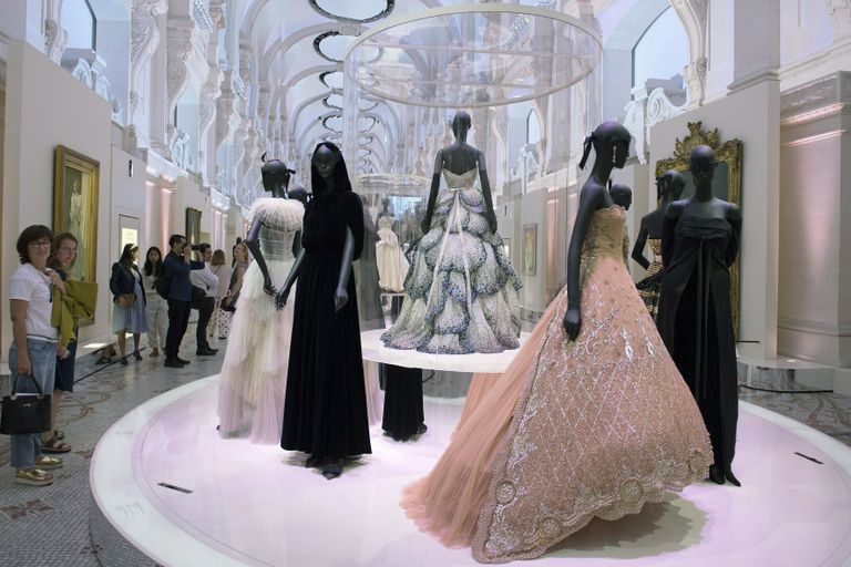 تصاميم كريستيان ديور المؤسس للدار