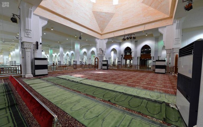 الحجاج يتوافدون على مسجد نمرة لأداء صلاتي الظهر والعصر جمعا وقصرا 