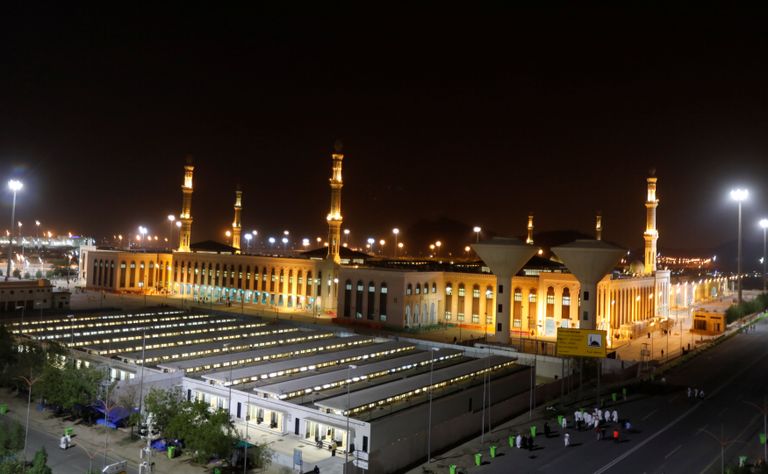 الحجاج يتوافدون على مسجد نمرة لأداء صلاتي الظهر والعصر جمعا وقصرا 