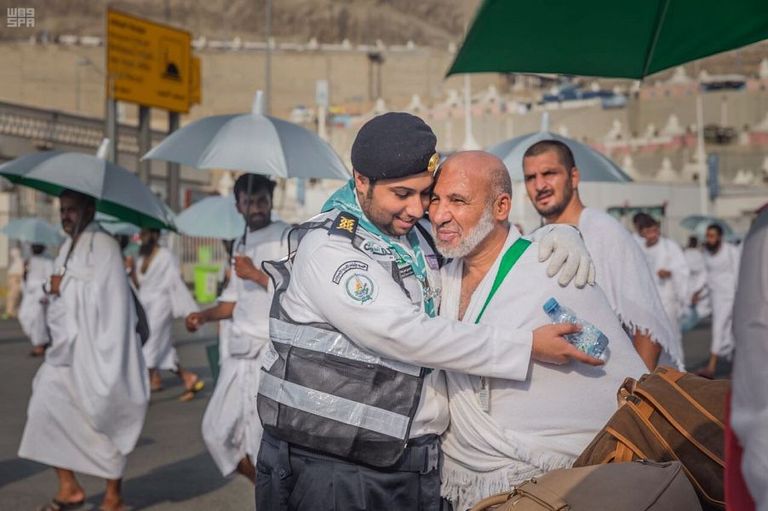 الكشافة السعودية تُرشد حجاج بيت الله