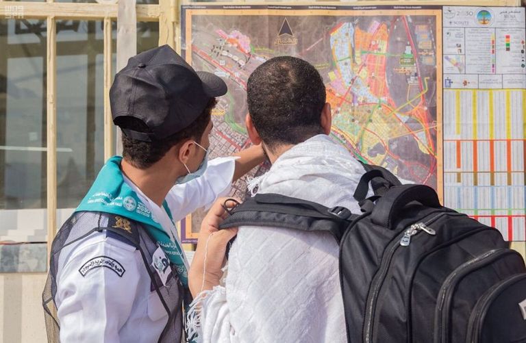 الكشافة السعودية تُرشد حجاج بيت الله