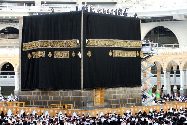استبدال كسوة الكعبة المشرفة في يوم عرفات