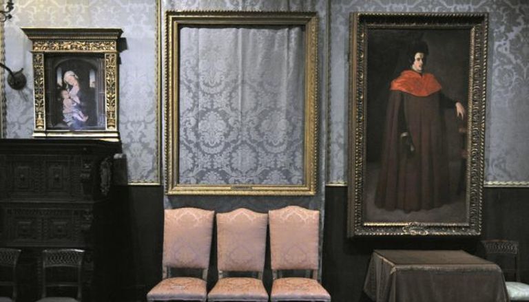 إطار خال لإحدى اللوحات المسروقة من متحف جاردنر بمدينة بوسطن الأمريكية