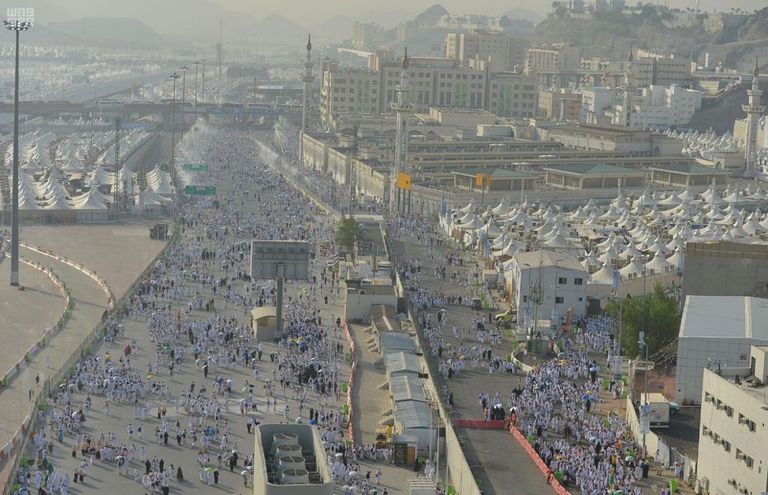 حجاج يتوجهون إلى منى لرمي جمرة العقبة