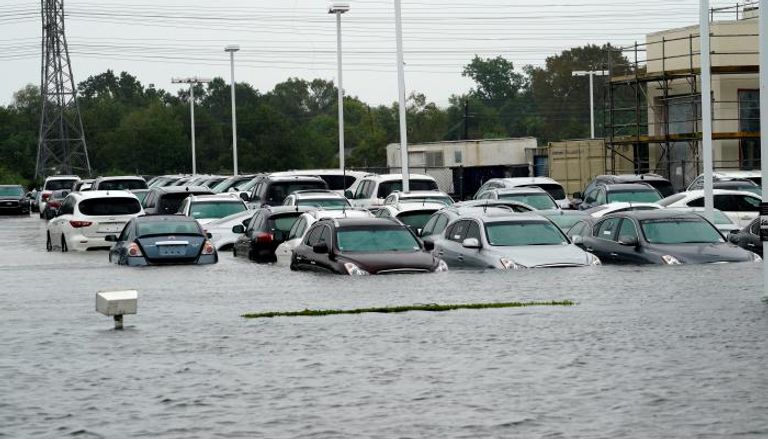 السيارات الغارقة بسبب الإعصار