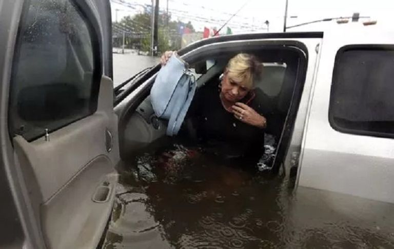 السيارات الغارقة بسبب الإعصار