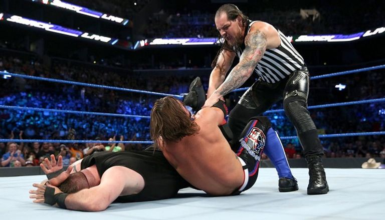 الحسرة تبدو على وجه كيفين أوينز بعد حرمانه المنافسة على بطولة الولايات المتحدة