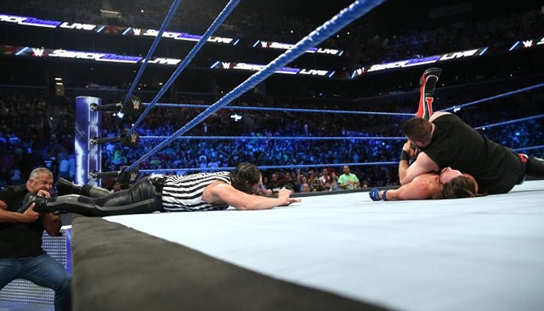 الحسرة تبدو على وجه كيفين أوينز بعد حرمانه المنافسة على بطولة الولايات المتحدة