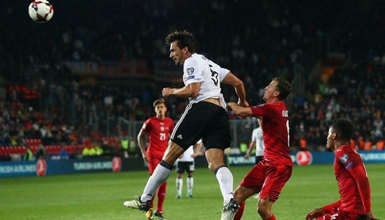 هوملز يحرز هدف الفوز